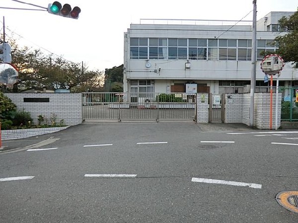 横浜市立瀬ケ崎小学校(横浜市立瀬ケ崎小学校まで900m お子様が一日の中でも長い時間を過ごす小学校。のびのびと過ごし、広い校庭で元気に駆け回ったり、どんどん成長していくお子様の姿が目に浮かびます。※実際の通学路の距離と異なる場合がございます。)