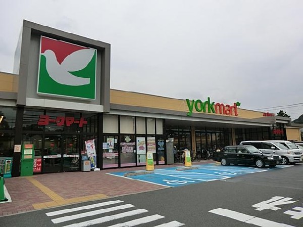 ヨークマート六浦店(ヨークマート六浦店まで1900m 幹線道路沿いにあり、自転車や車で立ち寄りやすい駐車場完備のスーパーです。休日の買い出しや、お出かけ前やお帰りの立ち寄りにも便利です。)