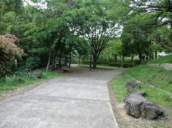 鶴ヶ峰公園(鶴ヶ峰公園まで1100m 公園近くでお子様も安心して遊べます♪)