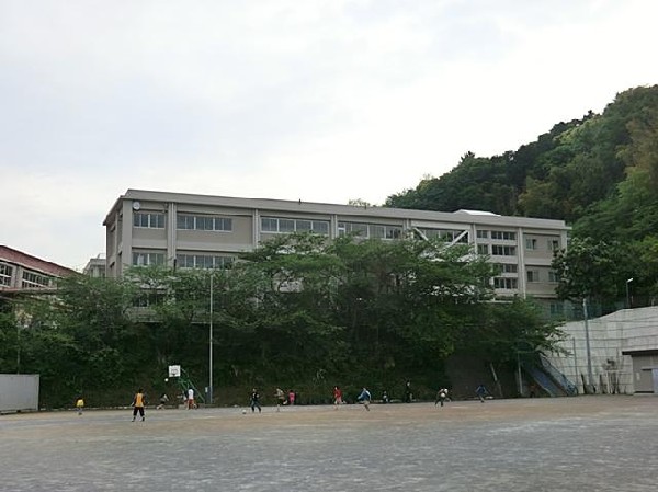 横須賀市立浦郷小学校(横須賀市立浦郷小学校まで400m)