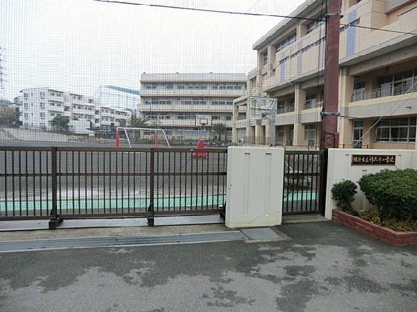 横浜市立神大寺小学校(各学年4～5クラスの小学校。教育目標は「考える力、大好きなものを増やせる心、自分から行動する力、人のために役立とうとする意志、世界への関心を育てる」。)