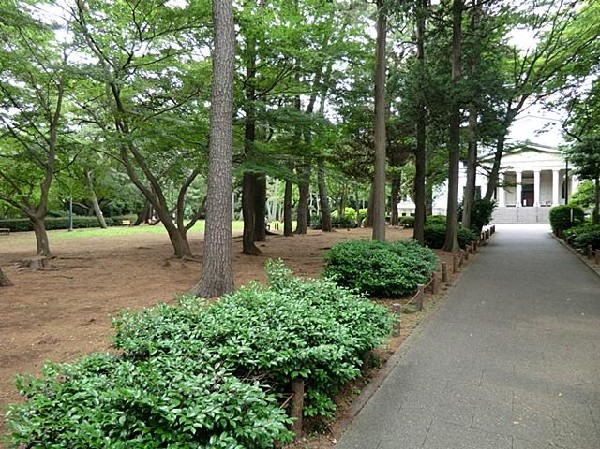 大倉山公園(大倉山公園まで700m)