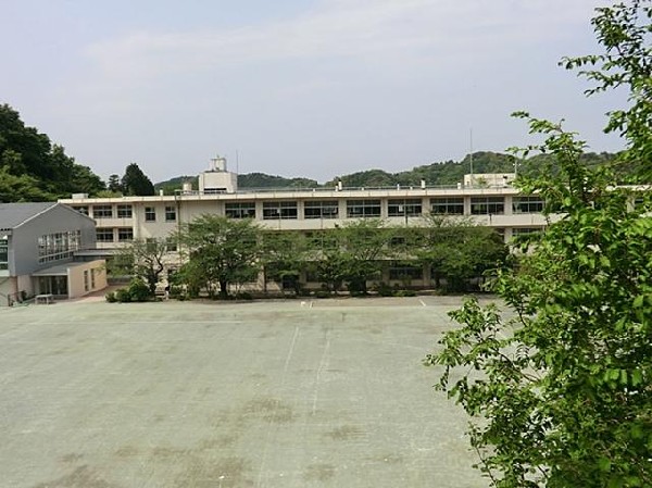 鎌倉市立今泉小学校(鎌倉市立今泉小学校まで750m)