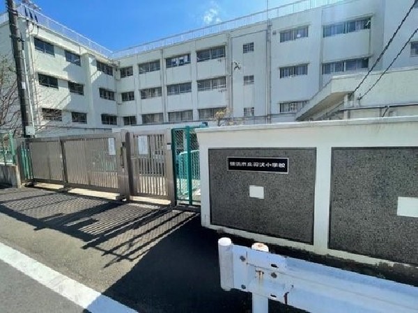 横浜市立羽沢小学校(森や畑に囲まれた自然環境に恵まれた小学校。校内に市民図書室があり誰でも利用可能です。)