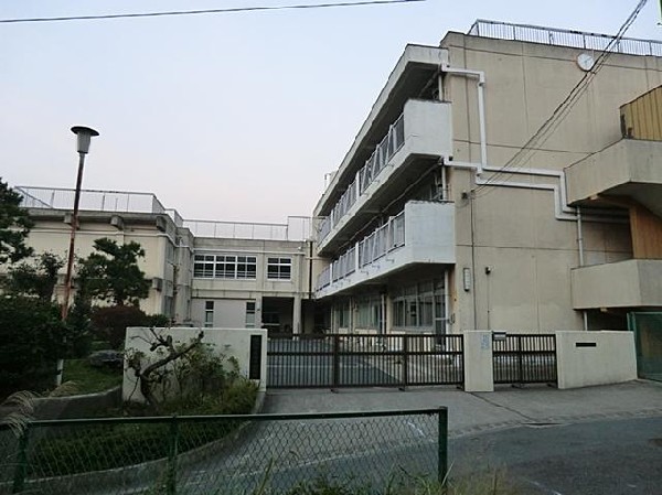 横浜市立岡津中学校(横浜市立岡津中学校まで950m)