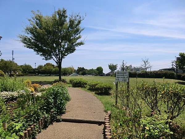 笹下中央公園(笹下中央公園まで400m)