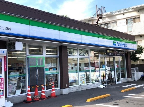 ファミリーマート六ッ川二丁目店(ファミリーマート六ッ川二丁目店まで550m)