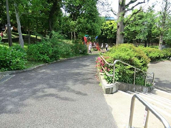 踊場公園(踊場公園まで400m)