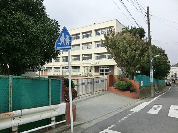 横浜市立中沢小学校(横浜市立中沢小学校まで950m)