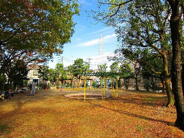 王禅寺公園　(閑静な住宅街の中にある公園です。遊具のある広場が二か所あるほか、原っぱや公園の真中に遊歩道があります。野鳥もおり、自然にいやされます。)
