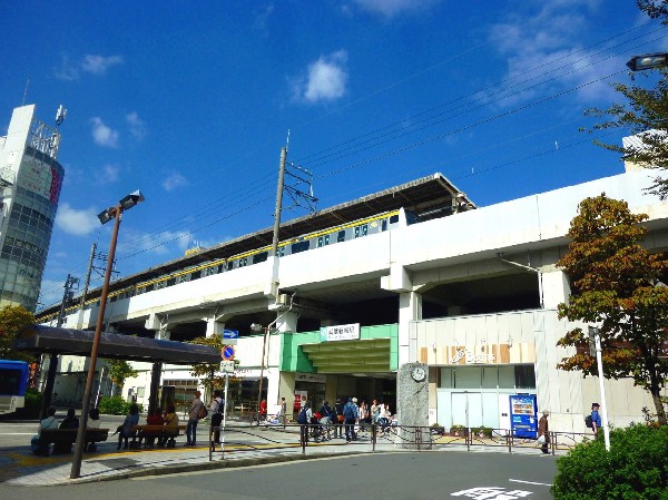 武蔵新城駅　(駅前のスーパーやドラッグストアなどは、会社帰りの買物にもとても便利です。昔ながらの商店街も複数あり、目的に応じてお買い物ができる街です。)