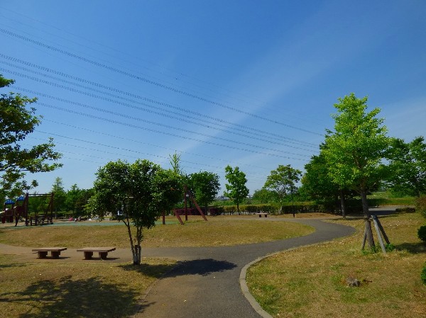 稲城北緑地公園　(上流からゲートボール広場、多目的遊具広場、駐車場、ピクニック広場、テニスコート、多摩梨たまりパークなどのゾーンになっています)