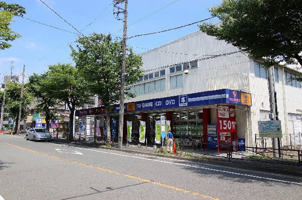 ゲオ 野川店 (年中無休で朝10時～深夜1時まで営業。駐車場も22台分あり。レンタル、販売ともにあり、中古携帯電話販売などあり。)