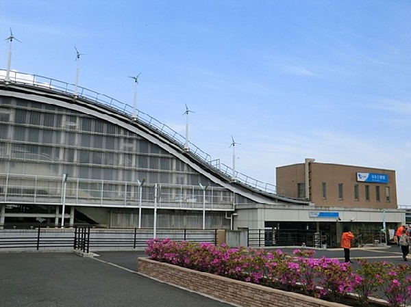 はるひ野駅(年々人口が増え発展する新しい街。小田急線の中で最も新しい駅で、太陽光や風力発電を採用するなど自然との共生を図るこの街を象徴するつくりになっています。)