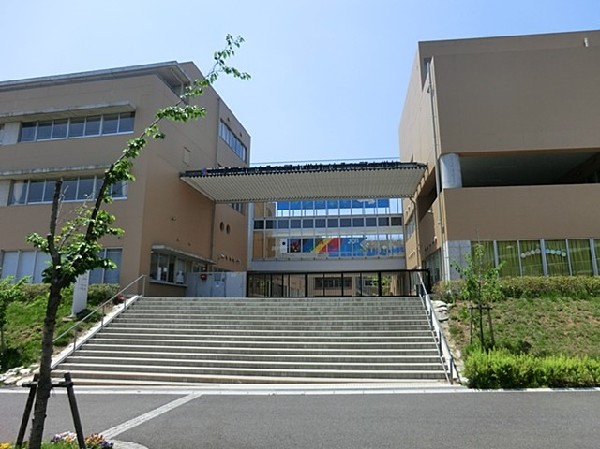 はるひ野中学校(本校は、川崎市初の小中連携校として、平成20年度に開校しました。小学生と中学生が同じ校舎で生活しています。)