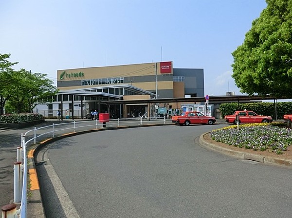 稲城駅(駅と直結してスーパーやドラッグストア、100円ショップなど生活必需品が一度に揃うショッピングモール「京王リトナード稲城」があります。)
