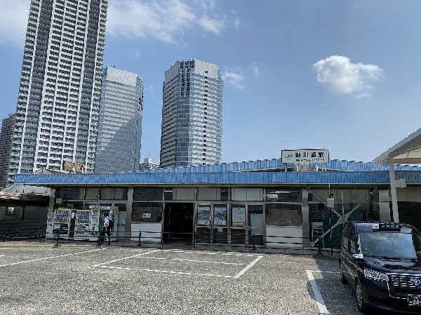新川崎駅(横須賀線と湘南新宿ラインが乗り入れる、利便性の高い駅です。生活に必要な施設も充実しており、近年住みよい街として人気が高まっています。)