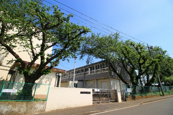 高田小学校(お子様が一日の中でも長い時間を過ごす小学校。のびのびと過ごし、どんどん成長していくお子様の姿が目に浮かびます。)