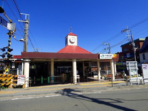 中野島駅　(風見鶏と時計がかわいらしい駅舎。JR南武線で川崎駅へ30分、1駅隣り「登戸」駅で小田急線へ乗り換え、新宿駅へもアクセスしやすい。)