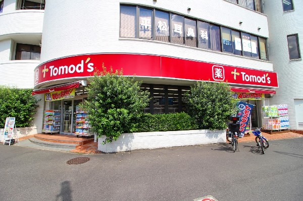 トモズ鶴川店　(スーパーやコンビニとともに生活に欠かせないという方も多いドラッグストアは、近所にあると頼もしい限りですね。)