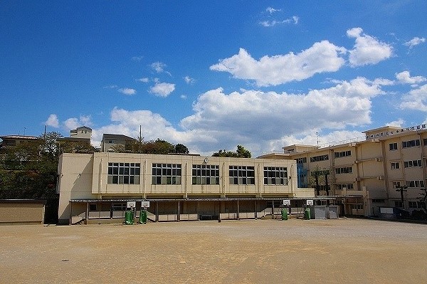 生田小学校(地域に大切に支えられ140年を超える歴史と文化のある学校。進んで学ぶ、よく考える、思いやりのある、たくましい子が学校教育目標です。)