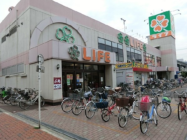 ライフコーポレーション川崎桜本店　(首都圏にも多くの店舗を持つ、大阪発祥の総合スーパーマーケット。)