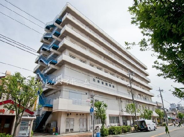 川崎協同病院　(1976（昭和51）年に川崎区桜本に開設した「川崎協同病院」。1994（平成6）年には267床の総合的機能を持つ医療機関としてリニューアルを果たした。)