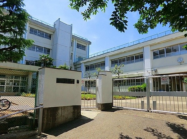 千代ケ丘小学校(昭和50年創立の小学校。少人数の学校ですが、熱意ある先生が多く、生徒に活気があると評判。富士山が綺麗に望めることでも有名。)