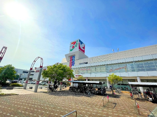 イトーヨーカ堂川崎港町店(営業時間1F10：00～21：00　2F10：00～20：00。駐車場は971台。豊富な品揃えで、お買い物はここだけで済みそうですね。)