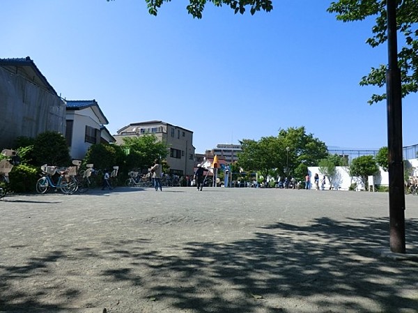 北加瀬熊野台公園(広場と大型複合遊具がある公園です。コト二アガーデンにも繋がっている公園です。)