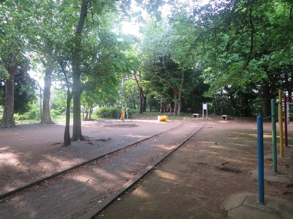 生田緑地南遊園(生田緑地内にある、自然溢れる広場。遊具のある公園が近いというのは、ご家族にとっても嬉しいですね。)