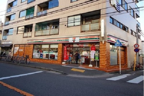 セブンイレブン川崎神明町店(セブンミールは大好評です。今や公共料金の支払いや宅配など、色々な用途があるコンビニは必須ですね)
