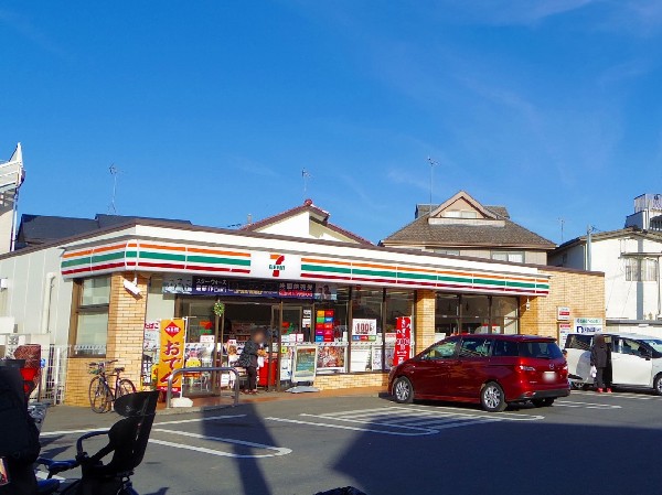 セブンイレブン狛江水道道路店(セブンミールは大好評です。今や公共料金の支払いや宅配など、色々な用途があるコンビニは必須ですね。)