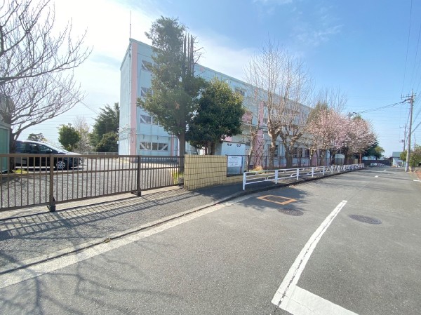 山田小学校(大人であれば徒歩4分、子供でも10分以内には到着できる近さは魅力的。また住宅地内にあるので通学路も不安が少ない。　)