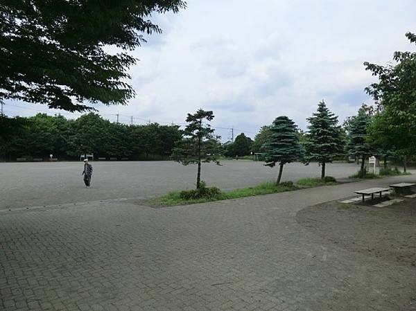 東山田公園(自然が色濃く残っているので、都会暮らしに疲れた人には癒しになります。 野球やサッカーのできる運動場もあるので、家族で楽しめます。)