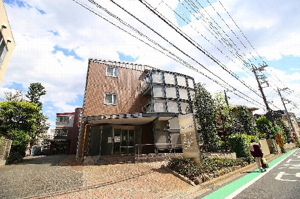 東京多摩病院(狛江市の閑静な住宅街にあります。療養病院として長い伝統を持ち、良好な環境を整え安心してご入院・ご療養ができます。　)