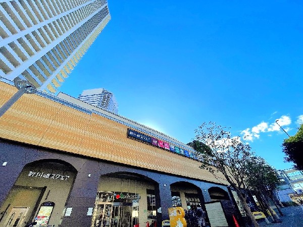 新川崎スクエア(新川崎を代表するショッピングモール、フード、ファッション、ビューティーなど充実の商業施設です。)