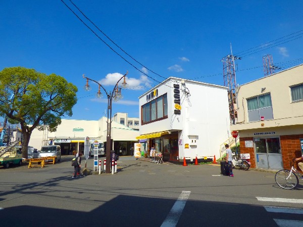 矢向駅(駅周辺には小さな商店街があり、横浜市営バス・川崎鶴見臨港バスのバス停があります。)