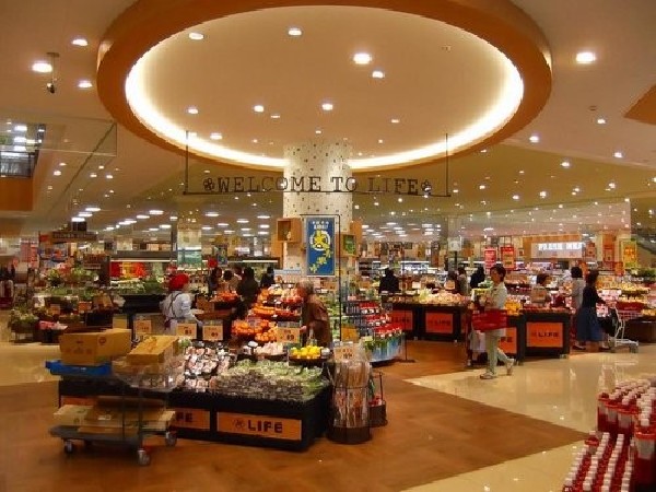 ライフ宮内2丁目店スーパーマーケット(ライフは、「安全と安心」「鮮度と品質」「信頼とサービス」にこだわっています。)