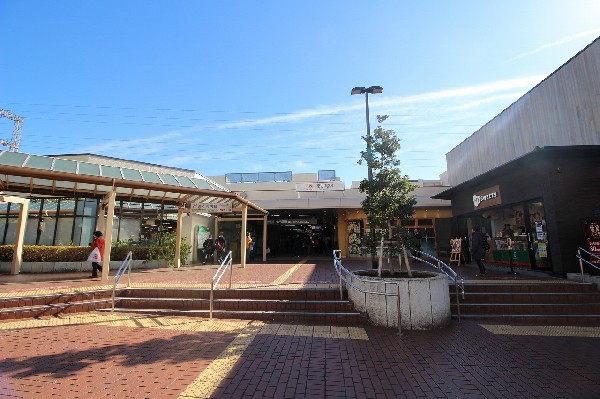 市が尾駅(4階建ての商業ビル「エトモ」と一体化されている駅。バスターミナルやタクシー乗り場があり、河口湖駅行のバスなどもあります。)