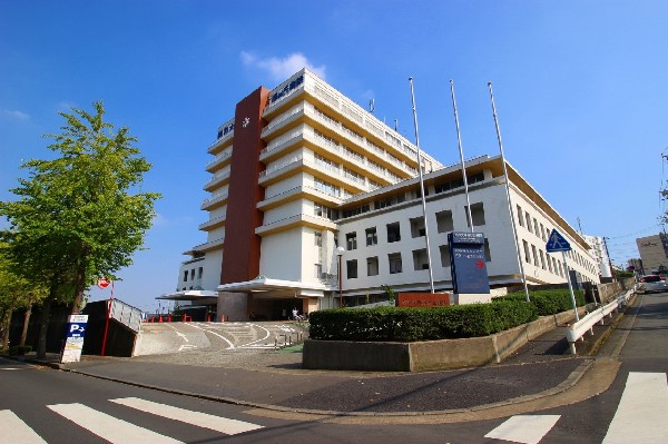 昭和大学藤が丘病院(昭和50年に昭和大学附属の２つ目の病院として開院しました。救急救命センターを備え、地域に根付いた急性期型の中核病院です。)