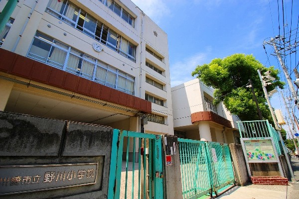 野川小学校 　(明治6年創立で約155年の歴史がある学校。総生徒数約780人で各学年120～130人。)