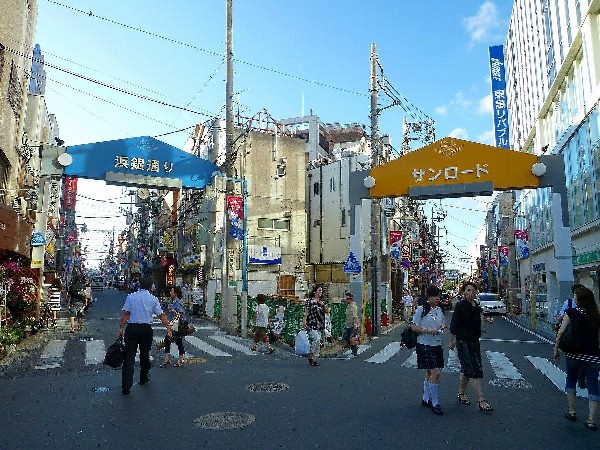 日吉駅前(日吉駅には東急のほか市営地下鉄グリーンラインも乗り入れており、駅前は商店街がたくさんあります。)