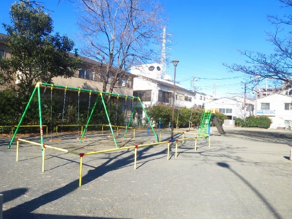 蓑輪町公園(青空の下で駆け回ったり、遊具で遊んだり、思い思いの遊びができます。子供たちの元気で楽しそうな声が響き渡ります。)