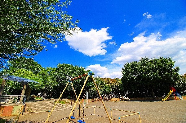 下田町四丁目公園　(遊具も揃った明るく大きな公園です。平日の午後や休日は子供たちで賑わっていて、楽しそうな声が聞こえてきます。)