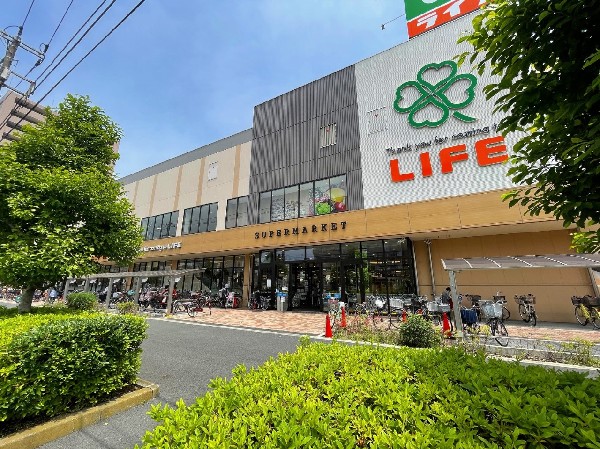 ライフ川崎大島店(幹線道路沿いにあり、自転車や車で立ち寄りやすい駐車場完備のスーパーです。休日の買い出しや、お出かけ前やお帰りの立ち寄りにも便利です。)