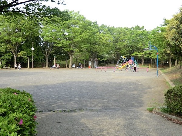 荏子田公園(元石川高校の目の前にある近隣公園です。 水飲み、ベンチ、トイレ、砂場、すべり台、ブランコ、鉄棒があります。)