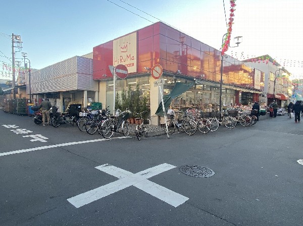ヒルママーケットプレイス京町店　(地域密着型の食品スーパーとして、神奈川県川崎市を中心に店舗展開をしている。)