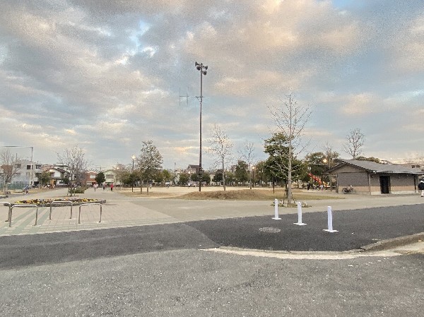 小田公園　(赤と黄色の大型のすべり台や複合遊具が設置された公園。夏にはじゃぶじゃぶ池で水遊びが人気。)