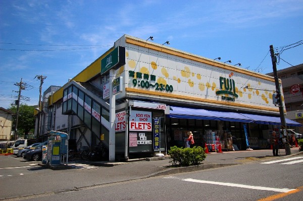 FUJI南平台店(午前10時から23時までと比較的遅くまで営業している店舗。バスを降りてすぐにあります。)